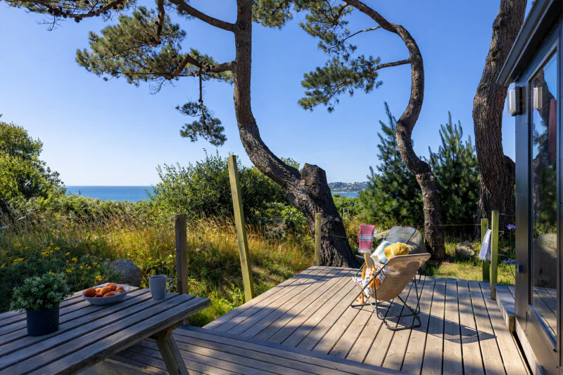 Houten terras, zeezicht, buitenmeubilair op camping CLICOCHIC Les plages de Beg L�guer in Lannion (22).