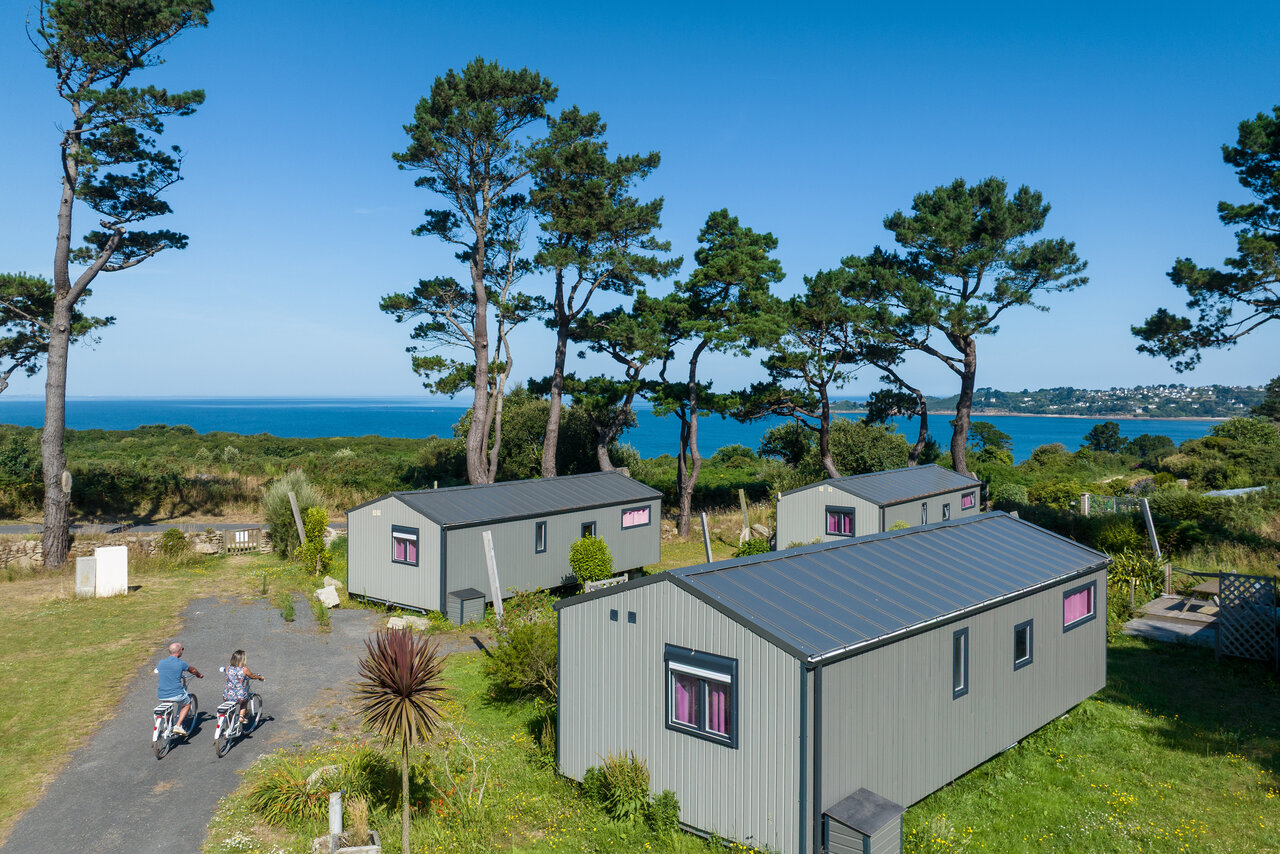 Moderne stacaravans, zeezicht, dennenbomen, op camping CLICOCHIC in Lannion.