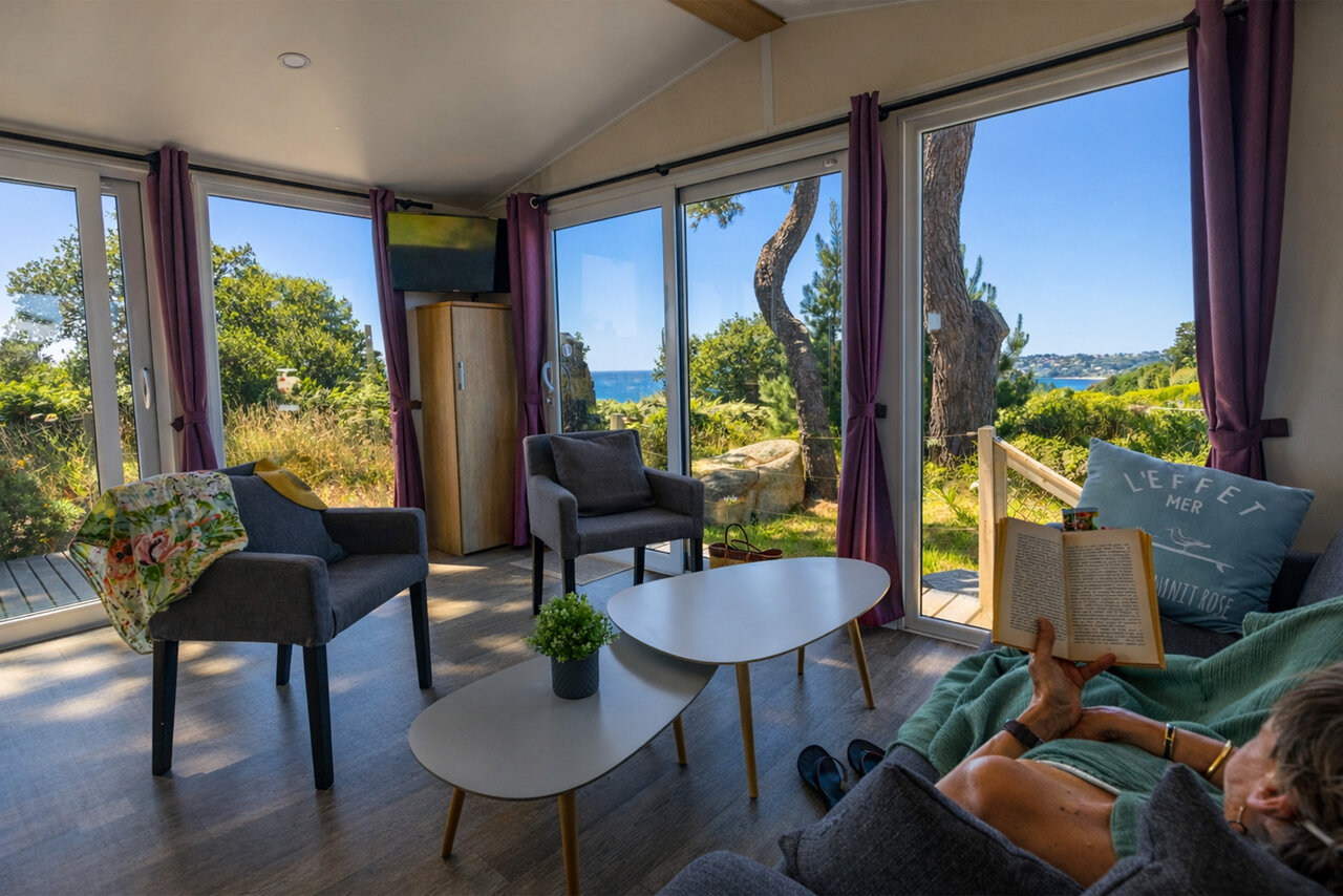 Moderne woonkamer stacaravan, zeezicht op camping CLICOCHIC Les plages de Beg L�guer in Lannion (22).