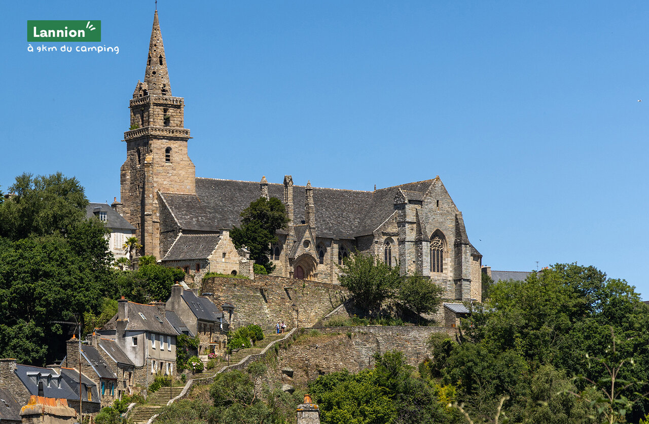 Historisch centrum Lannion, kerk en oude huizen, C�tes-d'Armor, Bretagne.