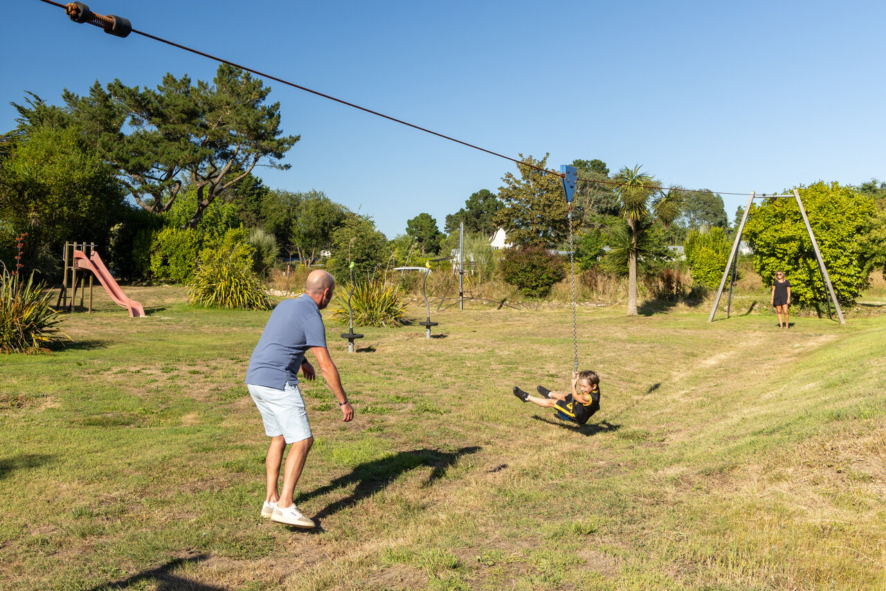 Kind op tokkelbaan, speeltuin op camping CLICOCHIC Les plages de Beg L�guer in Lannion (22).