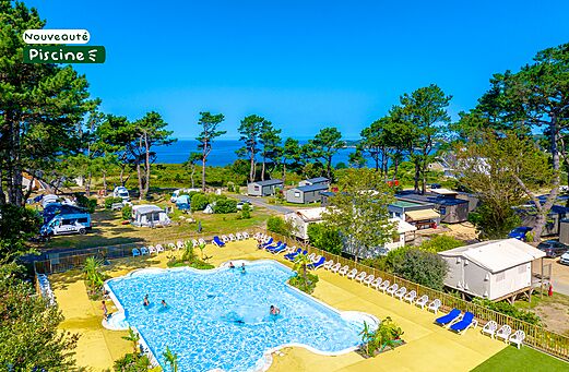 Au�enpool mit Badeg�sten und St�hlen auf Camping CLICOCHIC in Lannion (22).