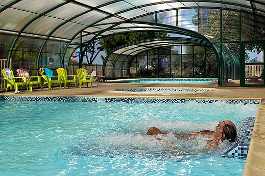 Überdachtes Schwimmbad mit Whirlpool auf dem Campingplatz CLICOCHIC Lannion.