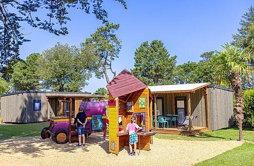 Maskottchen gie�t Gem�segarten auf dem Campingplatz CLICOCHIC Les plages de Beg L�guer in Lannion (22).