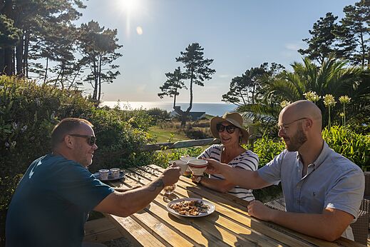 Essen auf Terrasse Meerblick auf Camping CLICOCHIC in Lannion (22).