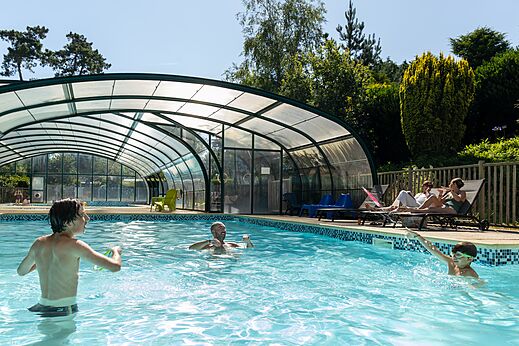 Überdachtes und Freibad für Familien auf dem Campingplatz CLICOCHIC Les plages de Beg Léguer in Lannion (22).