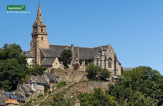 Historisches Zentrum von Lannion mit Kirche und typischen Häusern in der Bretagne.