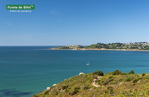Pointe de Bihit, felsige K�stenlandschaft mit t�rkisfarbenem Meer nahe Lannion, Bretagne.