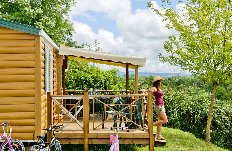 Mobilheim, Terrasse, gr�ne Aussicht auf dem Campingplatz CLICOCHIC Les Secrets de Padirac in Padirac (46).