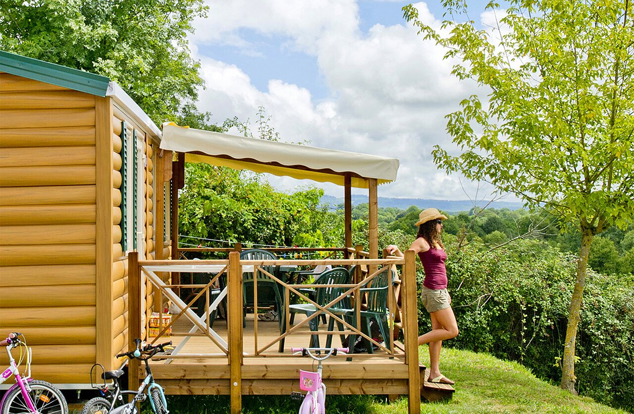 Mobilheim, Terrasse, gr�ne Aussicht auf dem Campingplatz CLICOCHIC Les Secrets de Padirac in Padirac (46).