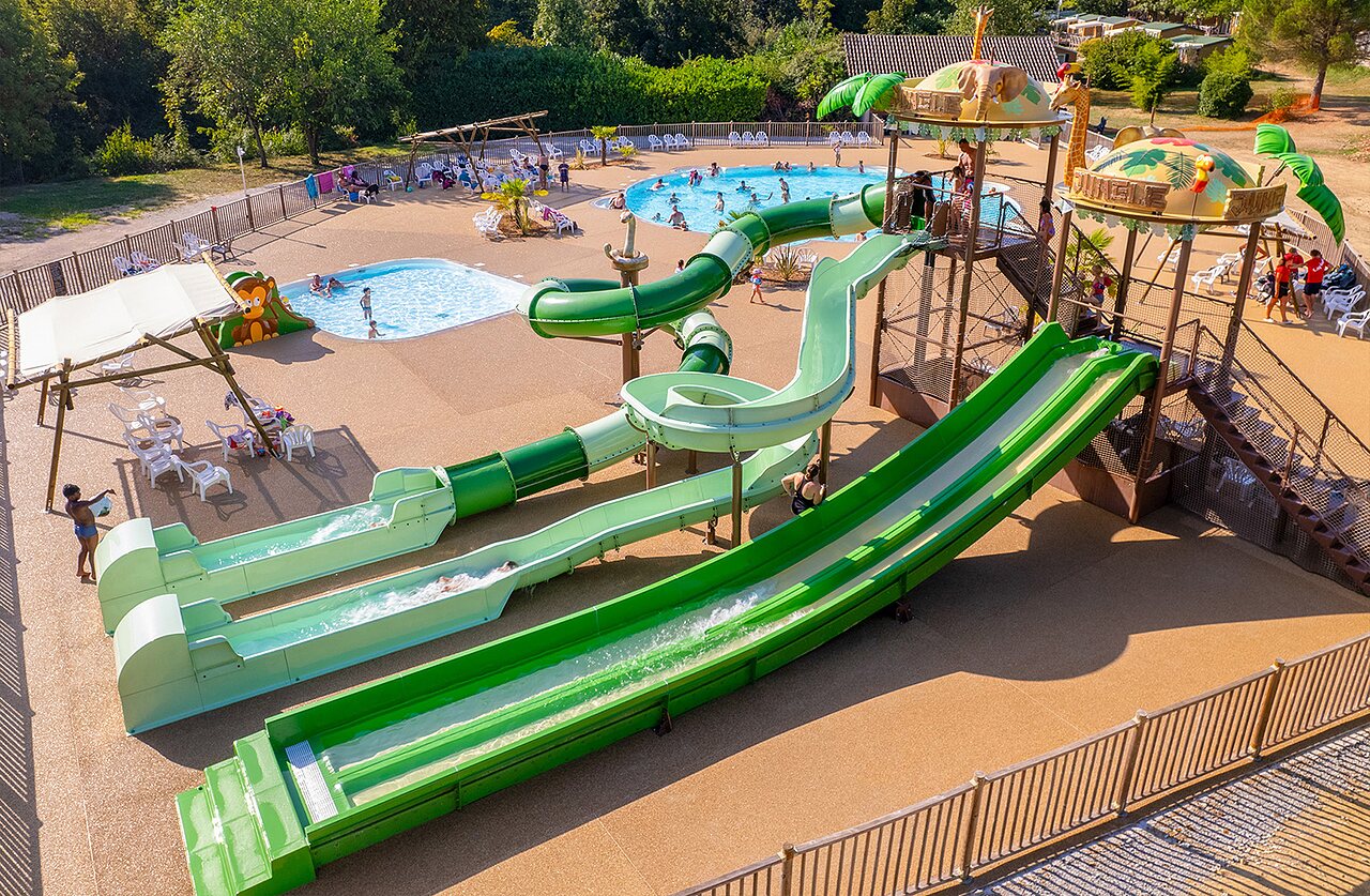 Spannende Wasserrutschen und Schwimmbad auf Camping CLICOCHIC Les Secrets de Padirac in Padirac (46).