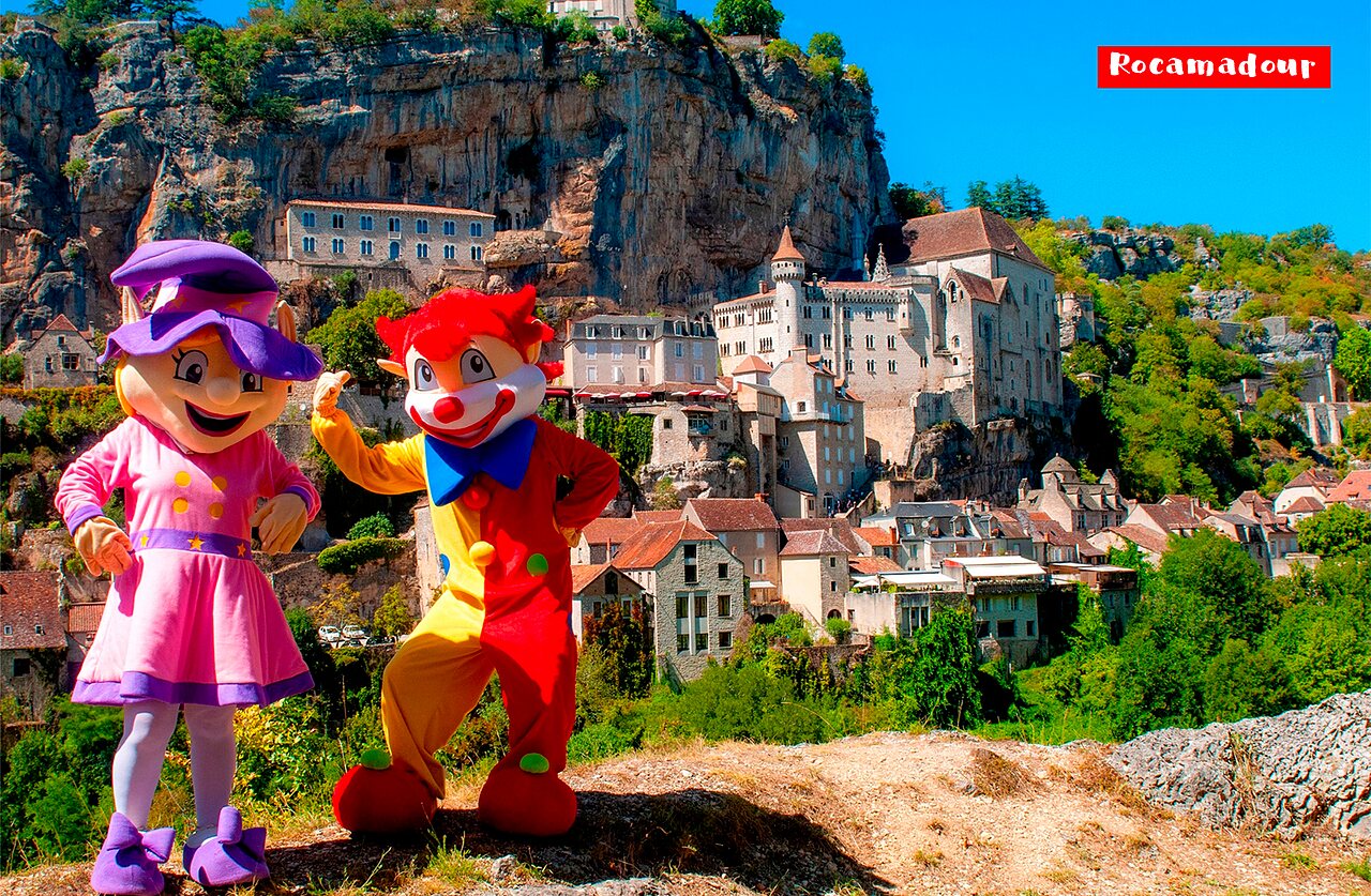 Fr�hliche Maskottchen vor dem mittelalterlichen Dorf Rocamadour, Touristenattraktion im Lot.