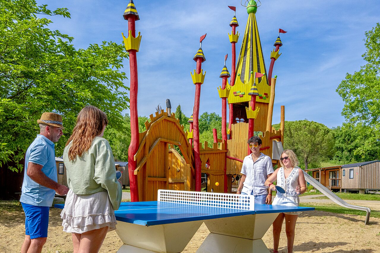 Spielplatz, Tischtennis auf dem Campingplatz CLICOCHIC Les Secrets de Padirac.