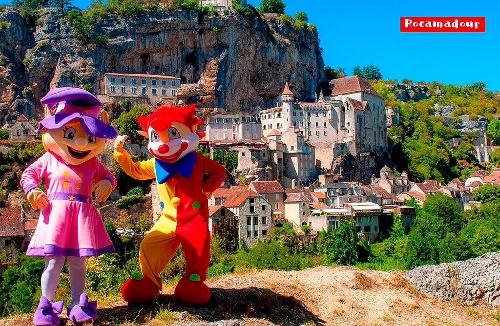 L�chelnde Maskottchen vor dem mittelalterlichen Dorf Rocamadour, Touristenort im Lot.