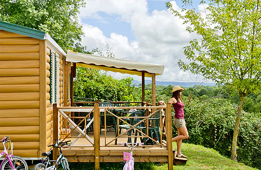 Mobilheim Terrasse auf Campingplatz CLICOCHIC Les Secrets de Padirac in Padirac.