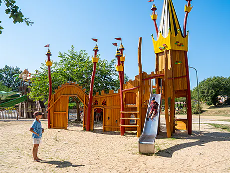 Holzschloss-Spielplatz, Rutsche, Kinder auf dem Campingplatz CLICOCHIC in Padirac.