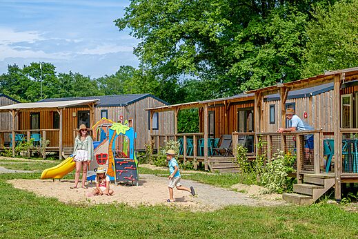 Holz-Mobilheime und Spielplatz auf dem Campingplatz CLICOCHIC Les Secrets de Padirac (46).