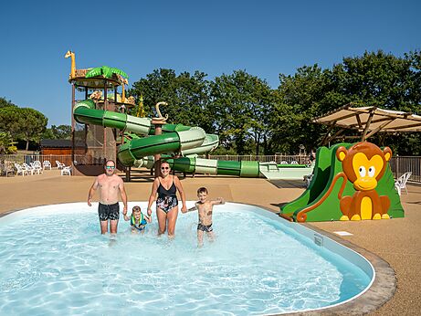 Familien-Schwimmbad mit Wasserrutschen auf dem Campingplatz CLICOCHIC Les Secrets de Padirac (46).