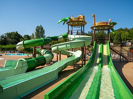 Wasserrutschen und Au�enpool auf dem Campingplatz CLICOCHIC Les Secrets de Padirac (46).