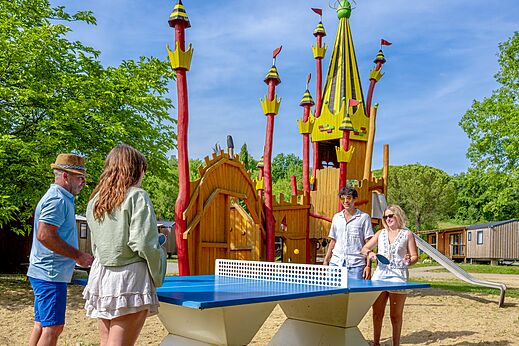 Spielplatz, Tischtennis auf dem Campingplatz CLICOCHIC Les Secrets de Padirac.