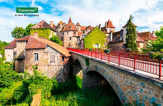 Mittelalterliches Dorf Carennac mit Brücke und alten Steinhäusern.