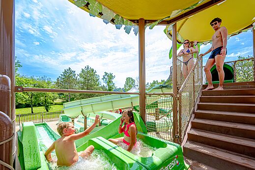 Wasserrutschen und Wasserspielplatz auf Camping CLICOCHIC Les Secrets de Padirac.