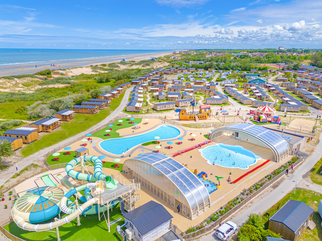 Wasserpark mit Rutschen, Pools und Mobilheimen auf dem Campingplatz VAGUES OCEANES Licorne in Dunkerque (59).