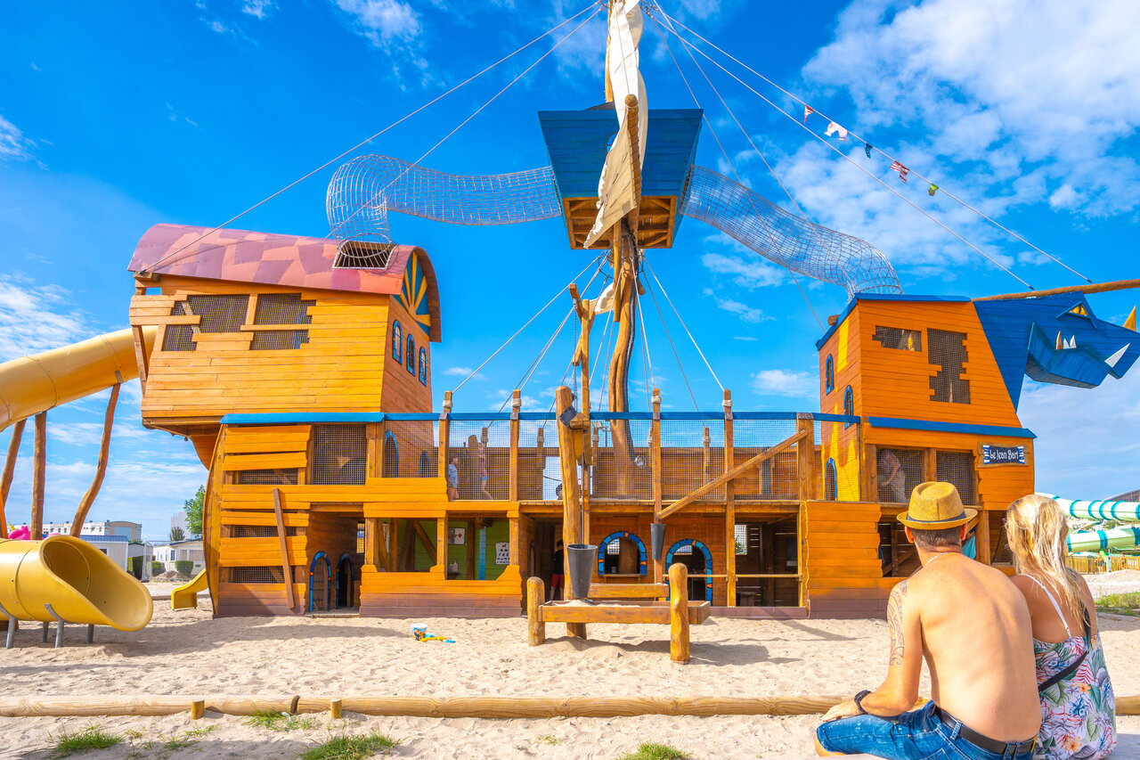 Piratenschiff-Spielplatz mit Rutschen auf Camping VAGUES OCEANES Licorne in Dunkerque (59).