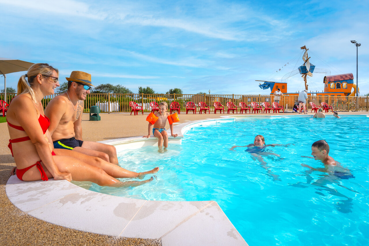 Familie genie�t Schwimmbad mit Wasserspielen auf Camping VAGUES OCEANES Licorne Dunkerque (59).