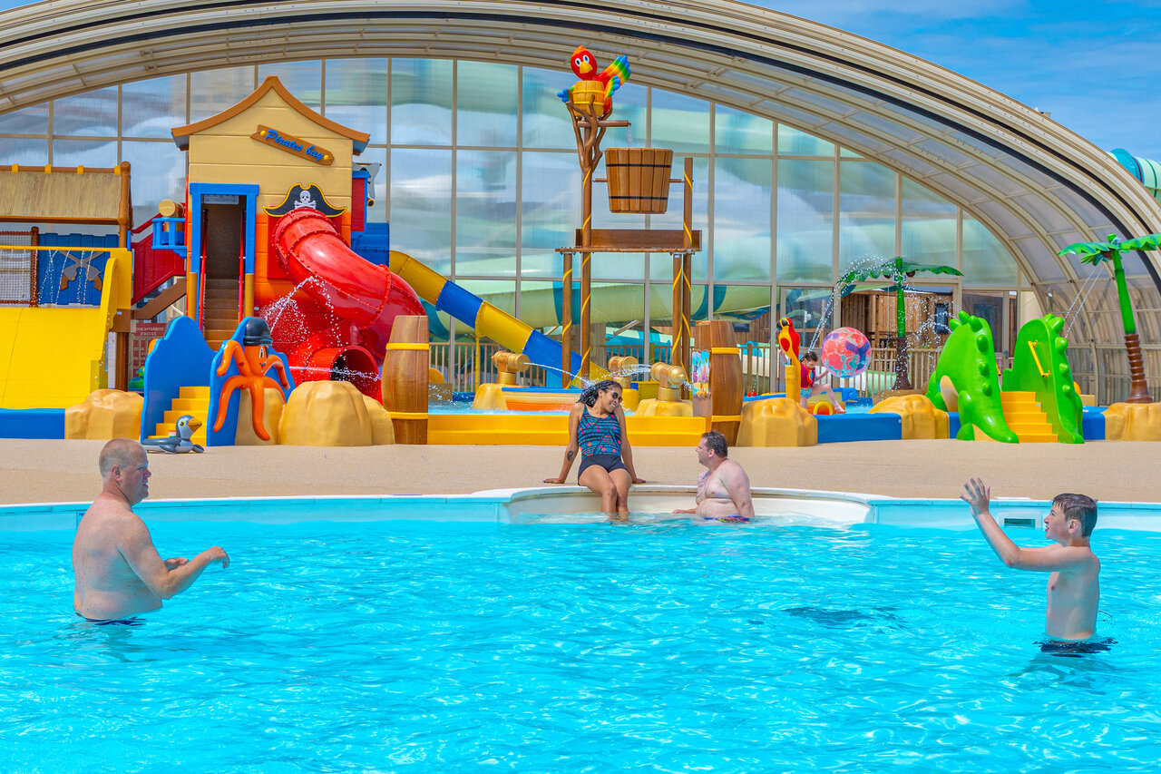 Hallenbad, Rutschen und Wasserspiele auf dem Campingplatz VAGUES OCEANES Licorne in Dunkerque.