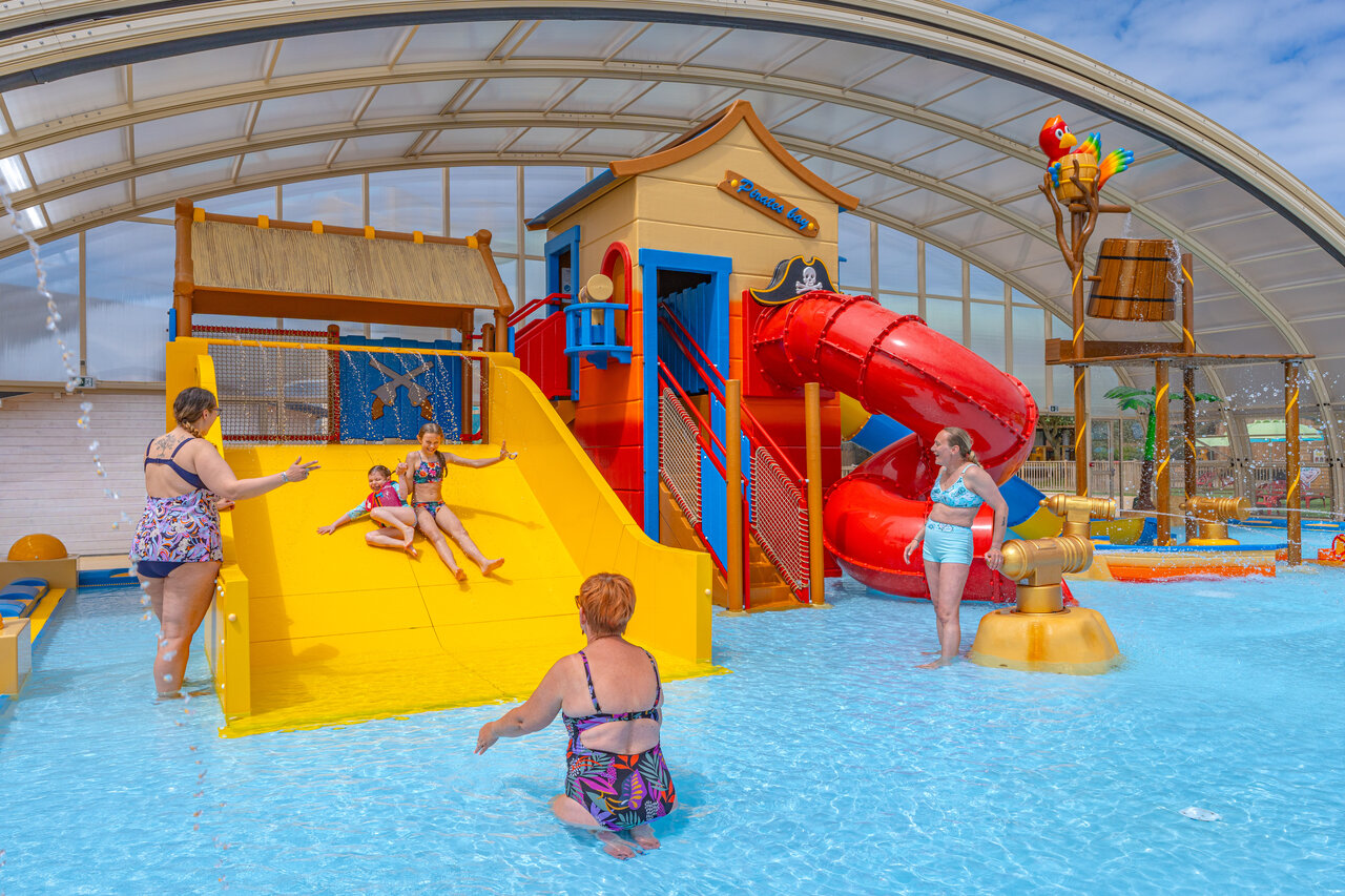 �berdachter Wasserpark mit Rutschen und Wasserspielen auf dem Campingplatz VAGUES OCEANES Licorne in Dunkerque (59).