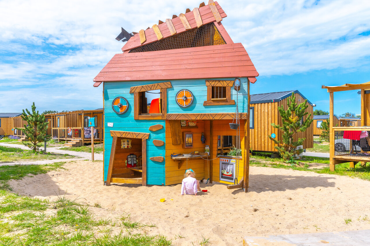 Buntes Spielhaus und Sand f�r Kinder auf dem Campingplatz VAGUES OCEANES Licorne in Dunkerque (59).