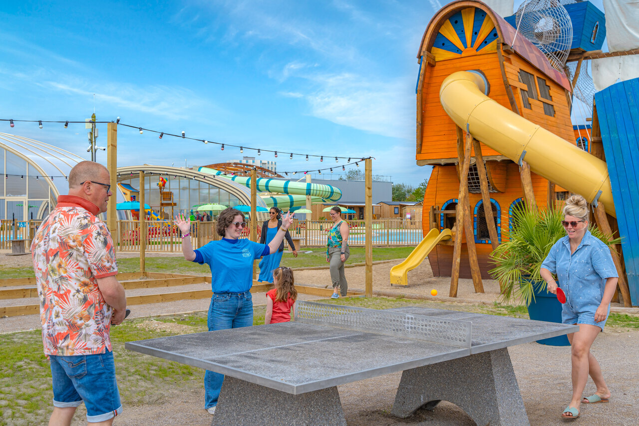 Tischtennis, Spiele, Wasserpark auf dem Campingplatz VAGUES OCEANES Licorne in Dunkerque.