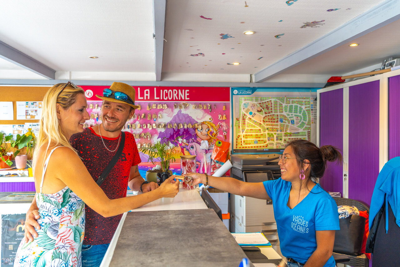 Paar erh�lt Schl�ssel an der Rezeption vom Camping VAGUES OCEANES Licorne.