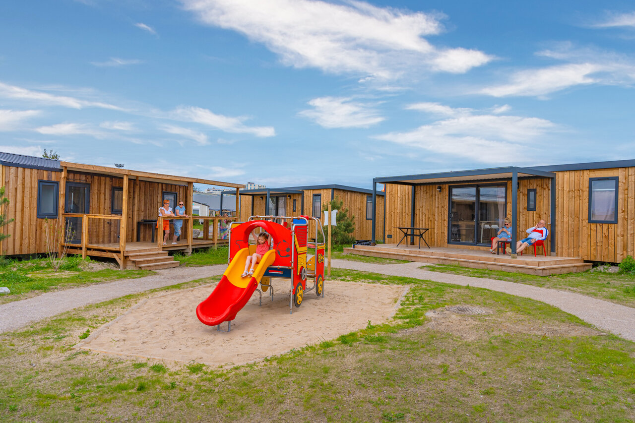 Spielplatz mit Rutsche und moderne Mobilheime auf dem Campingplatz VAGUES OCEANES Licorne in Dunkerque (59).
