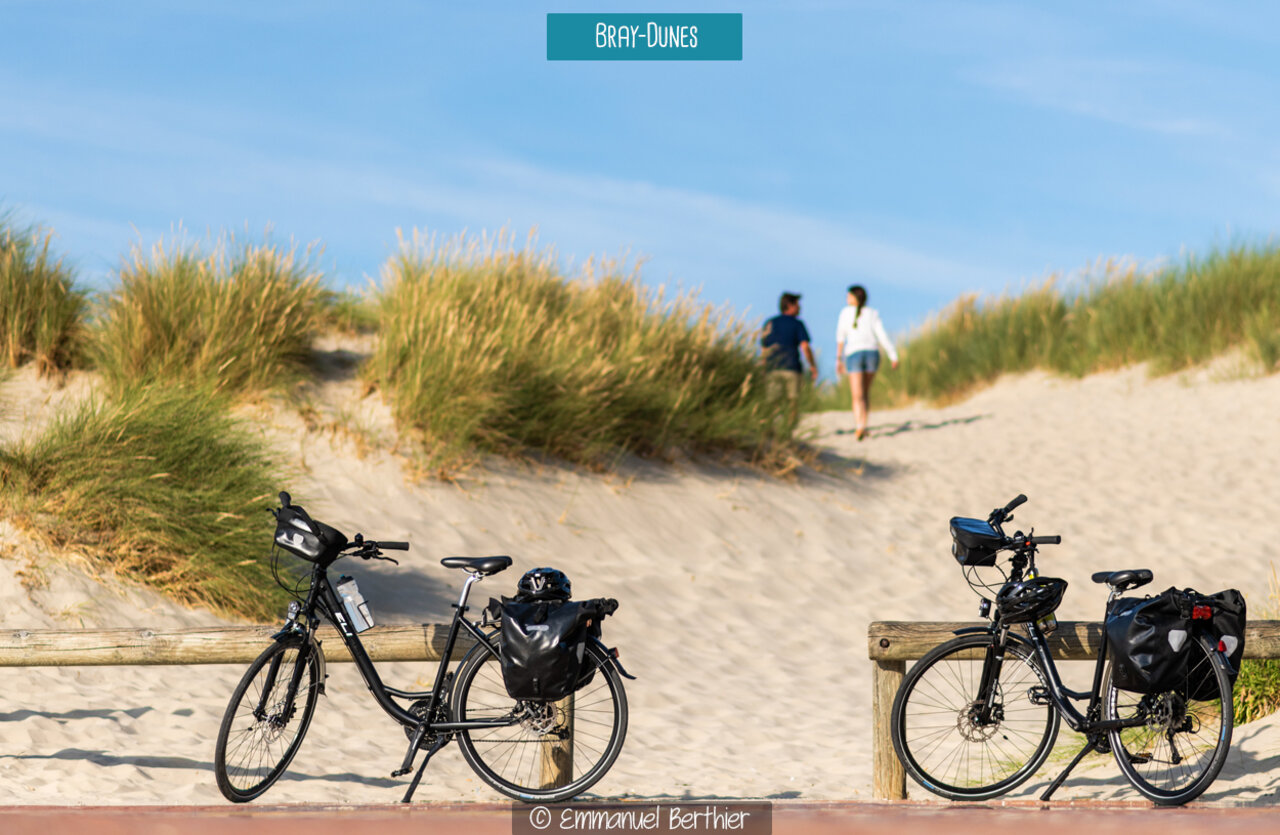 Fahrr�der am Strandpromenade von Bray-Dunes geparkt, ein Ort zum Besuchen.