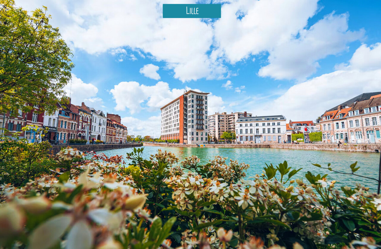 Malerischer Kanalblick in Lille, Hauts-de-France, mit historischen Geb�uden und Blumen.