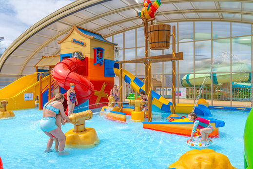 Piscine couverte, jeux aquatiques et toboggans au camping VAGUES OCEANES Licorne à Dunkerque (59).