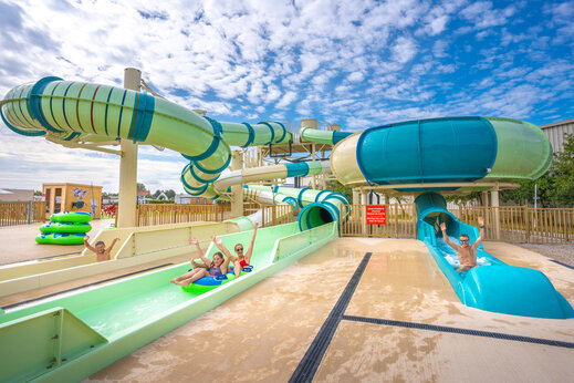 Toboggans aquatiques géants et baigneurs au camping VAGUES OCEANES Licorne à Dunkerque (59).