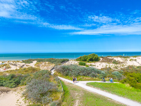 Plage, dunes et chemin au camping VAGUES OCEANES Licorne à Dunkerque (59).
