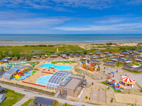 Complexe aquatique, toboggans, jeux et Mobil-homes, vue aérienne au camping VAGUES OCEANES Licorne à Dunkerque (59).