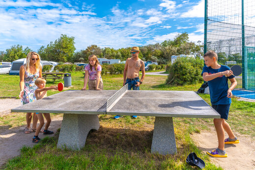 Famille jouant au tennis de table extérieur au camping VAGUES OCEANES Licorne à Dunkerque (59).