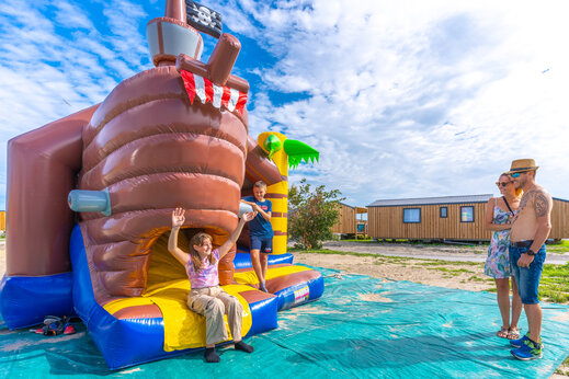Château gonflable pirate pour enfants au camping VAGUES OCEANES Licorne à Dunkerque (59).