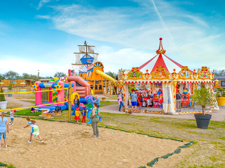 Piratenschiff, H�pfburg, Karussell auf Camping VAGUES OCEANES Licorne Dunkerque.