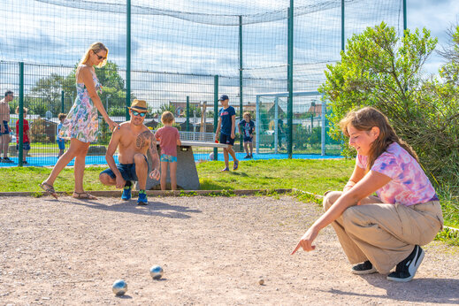 Famille jouant pétanque au camping VAGUES OCEANES Licorne à Dunkerque (59).