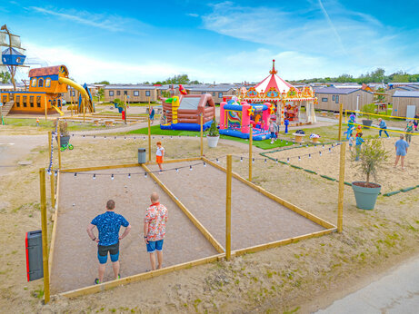 Aires de jeux, terrain de pétanque et volley-ball au camping VAGUES OCEANES Licorne à Dunkerque (59).