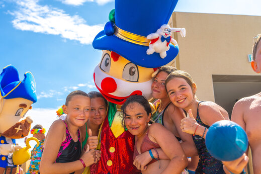 Enfants souriants avec mascottes au camping VAGUES OCEANES Licorne à Dunkerque (59).