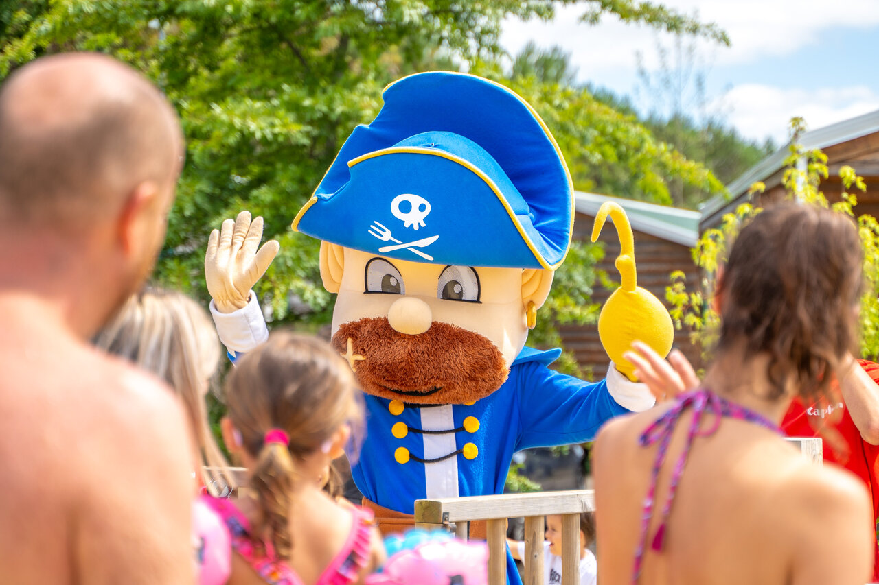 Pirate mascot entertaining children and adults at CAPFUN Lila campsite in LINXE (40).