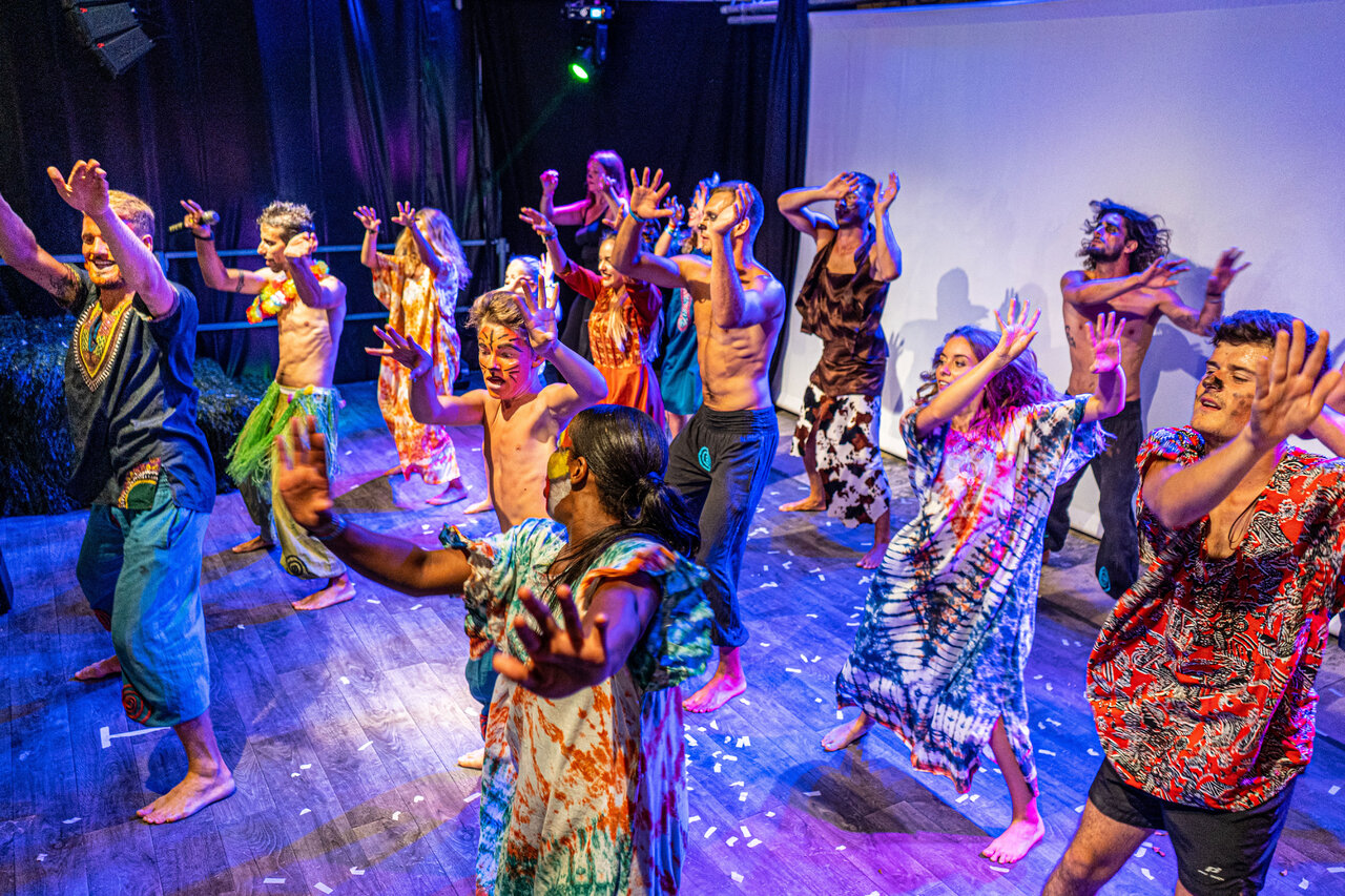 Animation show with costumed and painted dancers at CAPFUN Lila campsite in LINXE (40).