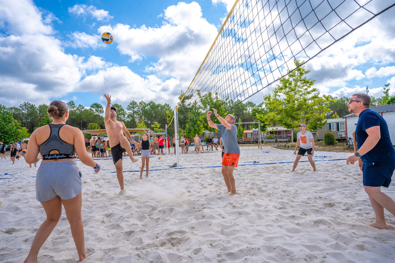 Beach volleyball players on sand court, CAPFUN Lila campsite, LINXE (40).